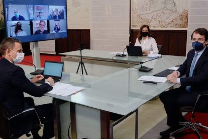 Fernández Mañueco, en la reunión del Consejo del Diálogo Social junto a la consejera de Empleo, Ana Carlota Amigo, y el viceconsejero David Martín.