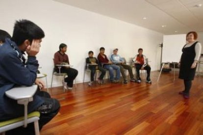 Inmaculada, la profesora, junto a los alumnos inmigrantes en el aula sociolingüística