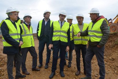 El consejero Suárez-Quiñones, ayer durante su visita a la nueva Edar de Cembranos. MEDINA