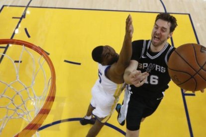 Pau Gasol, en una acción del partido de los Spurs ante los Warriors.