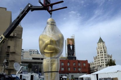 Una estatua gigante del Premio Oscar es colocada como parte de los preparativos para la 86 ceremonia de entrega de estos galardones en Hollywood,