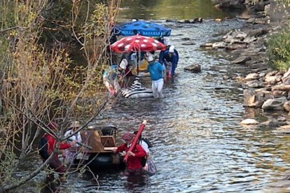 Los marineros empujan sus embarcaciones durante el descenso de ayer.