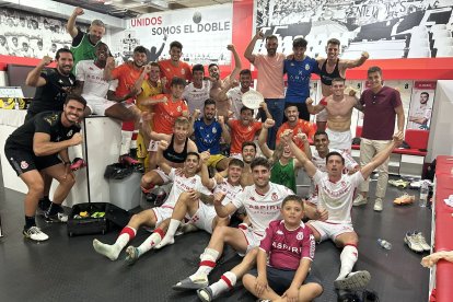 La plantilla de la Cultural celebra el triunfo ante el Rayo Majadahonda en el vestuario. DL