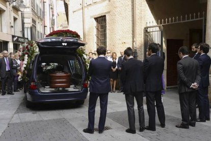 Familiares, amigos y compañeros políticos despiden a Tomás Villanueva durante una ceremonia religiosa  en la iglesia parroquial de Santiago de Valladolid.