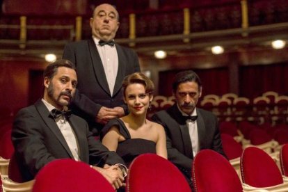 José Angel Egido, como Alfred Hitchcock, detrás de la Patrulla de 'El Ministerio del Tiempo': Hugo Silva, Aura Garrido y Nacho Fresneda, durante el rodaje en el Teatro Español de Madrid de un episodio de la tercera temporada de la serie.