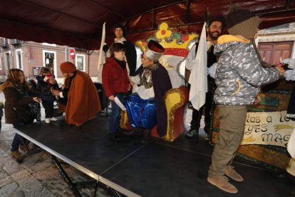 Los pajes recogieron ayer las cartas de los niños en la plaza de San Isidoro. MARCIANO PÉREZ