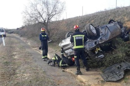 Uno de los vehículos accidentados dio una vuelta de campana y acabó en el arcén sobre el techo.