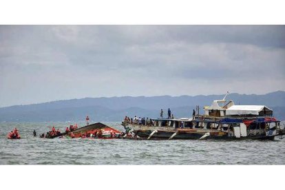 Vista general de las labores de búsqueda y rescate de víctimas junto a la  embarcación que naufragó en aguas frente al puerto de Ormoc.