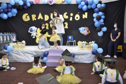 Un momento de la ceremonia de graduacion en Pequecoyanza. DL