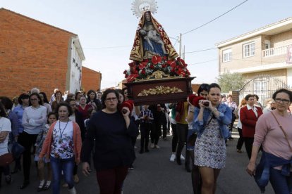 Los más jóvenes de la localidad fueron los encargados de procesionar la imagen de la virgen por el pueblo donde no faltó la exhibición de pendones. MARCIANO PÉREZ