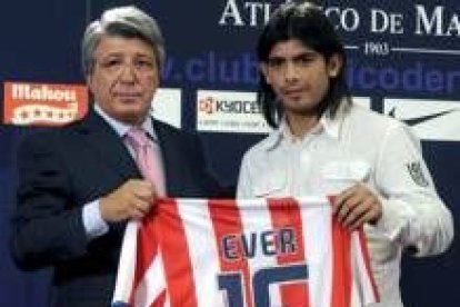 Éver Banega posa con el presidente Cerezo