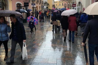 Inicio de las rebajas en el centro comercial de La Roca Village.