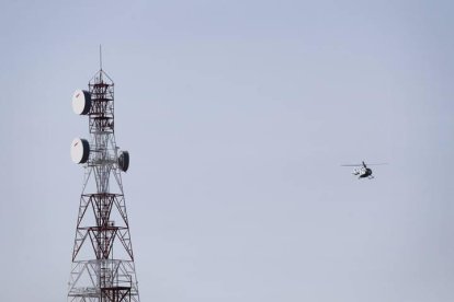 Un helicóptero de la Guardia Civil sobrevolando León.