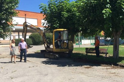 La alcaldesa, en su visita a las obras del colegio Teodoro Martínez Gadañón. DL