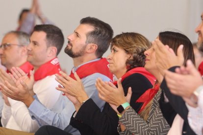 La ministra de Justicia en funciones, Dolores Delgado, junto al secretario regional del PSOE, Luis Tudanca (C), y el secretario provincial, Javier Cendón (I), durante la Fiesta provincial del PSOE de León en Camponaraya. CÉSAR SÁNCHEZ