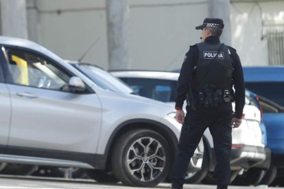 Imagen de archivo de un agente de la Policía Municipal. L. DE LA MATA