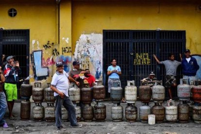 Ciudadanos hacen cola para para reemplazar los bidones de gas propano vacíos en el barrio Las Minas de Baruta, en Caracas.