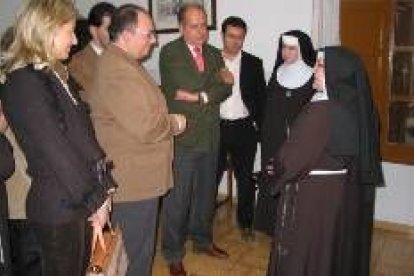 En el centro, Fernández, Arribas y el portavoz municipal del PP, José Luis Nieto, en el convento