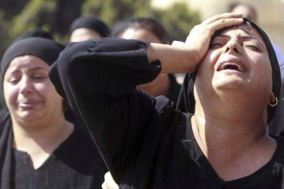 Centenares de coptos se dirigen a la catedral de Abbasiya en El Cairo, Egipto, para asistir al funeral por los coptos fallecidos ayer.