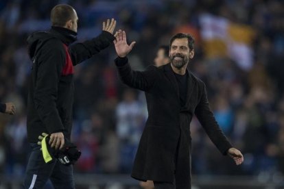 Quique Sánchez Flores choca la mano con Pau López tras ganar el derbi.