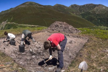 Imagen de las últimas excavaciones llevadas a cabo en el yacimiento de Llagüezos, la parte leonesa de La Carisa.  JUANJO ARROJO