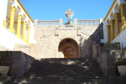 Escalinata central de acceso al Panteón de los Héroes de Melilla.