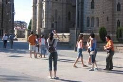 Un grupo de turistas hace fotografías ante el palacio de Gaudí de Astorga