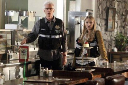 Ted Danson y Elisabeth Harnois, en una escena de la serie 'CSI Las Vegas'.