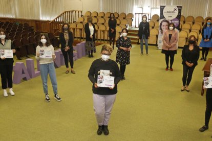 Cecilia Muñoz, Ana García, Sofía Banya y Alicia Gómez con sus mentoras, colaboradoras y la coordinadora de Stem Talent Girl, Sara García Bécares. FERNANDO OTERO