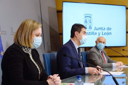 Isabel Blanco Ibáñez y Juan Pérez, ayer, tras su reunión. NACHO GALLEGO