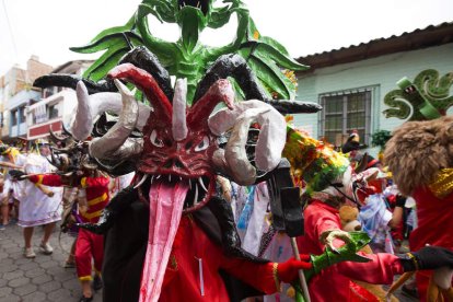 La colorida mascarada congrega cada año a miles de visitantes en las calles de la ciudad ecuatoriana de Píllaro. JOSÉ JÁCOME