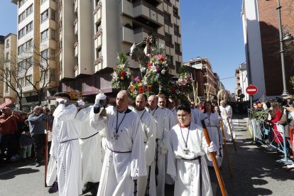 Imágenes de la procesión con la Entrada Triunfal en Jerusalén del Domingo de Ramos en Ponferrada. L. DE LA MATA