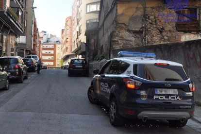 Patrulla de la Policía Nacional en la calle Juan de Lama de Ponferrada. POLICÍA NACIONAL