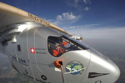 Bertrand Piccard, a bordo del del 'Solar Impulse 2' (Si2), se toma un selfi sobrevolando Lehigh Valley, Pensilvania (Estados Unidos).