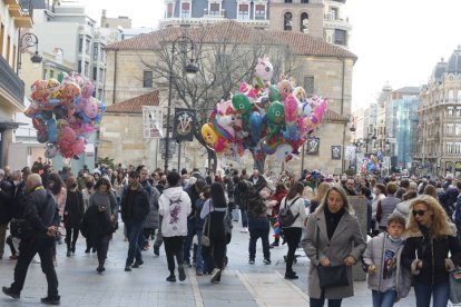 El buen tiempo llena de ambiente las calles de León. RAMIRO