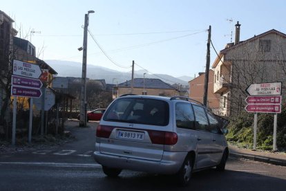 Señalización en el acceso a Las Médulas desde la carretera N-536 en Carucedo.