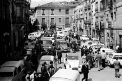 La plaza de San Martín, en el corazón del Húmedo, a la hora del vino de un domingo de 1971.