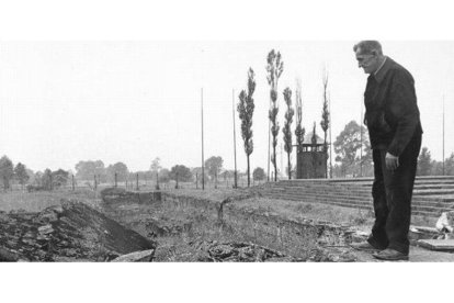 Un superviviente de Auschwitz contempla los restos de antiguas cámaras de gas del campo de concentración, en una visita en 1979.