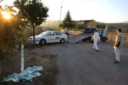 La Brigada Judicial de la Guardia Civil toma muestras ayer en el Skoda