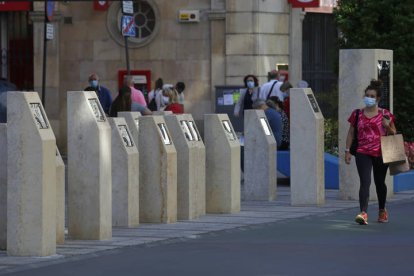 Paseo por delante de las esculturas de los reyes de León, en Ordoño. FERNANDO OTERO