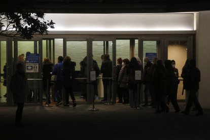 Colas para entrar al Auditorio de León. FERNANDO OTERO