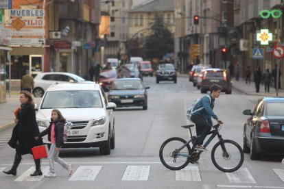 El coche interceptado a 132 iba por esta calle Camino de Santiago hacia Cuatrovientos.