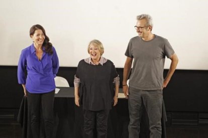 La diseñadora de vestuario Yvonne Blake, en el centro,con el director y guionista Mariano Barroso  y la actriz Nora Navas, el pasado 27 de septiembre.