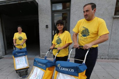 Los carteros lucen en su camiseta el símbolo del Camino. ANA F. BARREDO