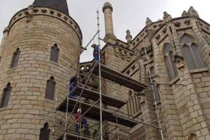 El histórico edificio ya luce los andamios desde los que se arreglarán cubiertas y terrazas.