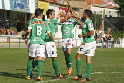 Los jugadores maragatos celebran uno de los goles marcados. F. OTERO PERANDONES