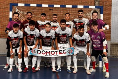 Formación del equipo del Domotec que inició la temporada en Tercera División con victoria. DL