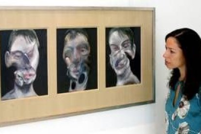 Una empleada de Christie's contempla la obra de Francis Bacon