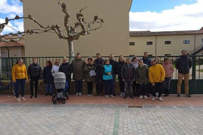 Imagen de un grupo de padres de Infantil del colegio de Santa María del Páramo. DL