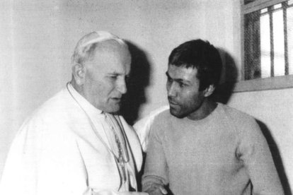 Wojtyla visitó en la cárcel a Ali Agca dos años después del intento de magnicidio. EFE